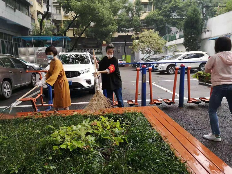 龙菲：清理社区环境1.jpg