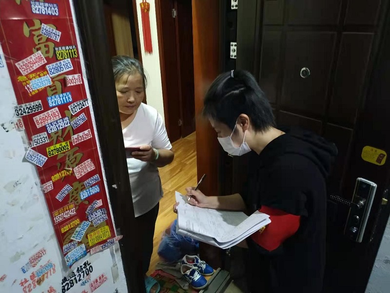 龙菲：入户上门人口普查信息登记.jpg