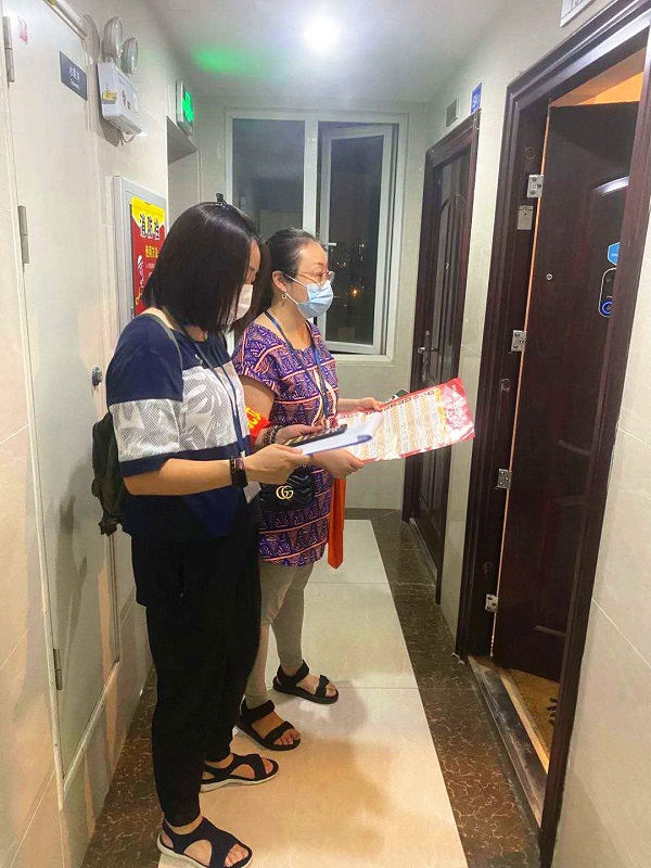 金霞：入户上门人口普查.jpg